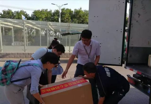千里之外 溫暖直達——記國藥租賃向新疆喀什地震災區捐衣行動